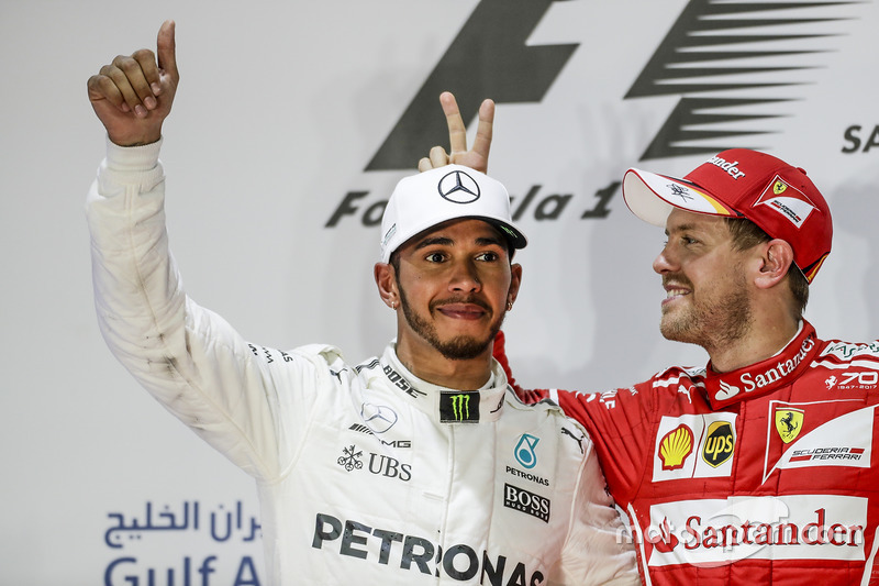 Lewis Hamilton, Mercedes AMG, segundo, Sebastian Vettel, Ferrari, ganador, en el podium