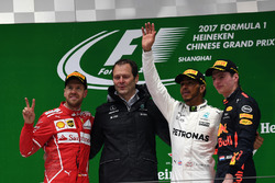 Podio: segundo lugar Sebastian Vettel, Ferrari, Aldo Costa, Mercedes AMG F1 director de ingeniería,