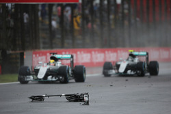 Льюис Хэмилтон, Mercedes AMG F1 W07 Hybrid, и Нико Росберг, Mercedes AMG F1 W07 Hybrid, объезжают об