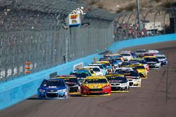 Restart: Alex Bowman, Hendrick Motorsports Chevrolet, Joey Logano, Team Penske Ford lead