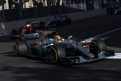 Льюис Хэмилтон, Mercedes AMG F1 W08, и Себастьян Феттель, Ferrari SF70H