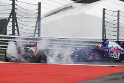 Fernando Alonso, McLaren MCL32 and Daniil Kvyat, Scuderia Toro Rosso STR12 collide at the start of t