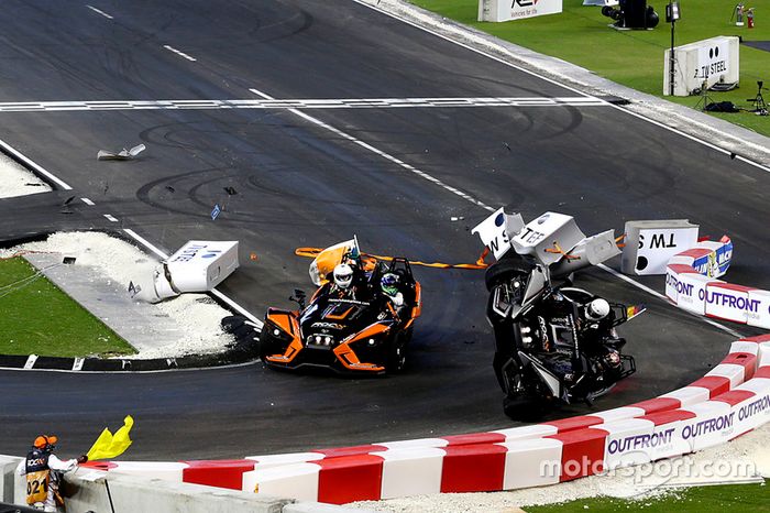 Choque de Pascal Wehrlein y Felipe Massa en el Polaris Slingshot SLR