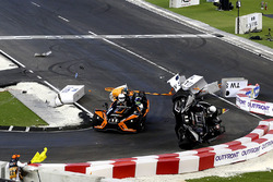 Crash, Pascal Wehrlein en Felipe Massa in de Polaris Slingshot SLR