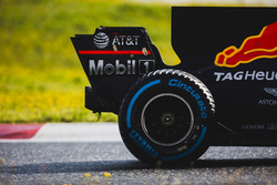 Max Verstappen, Red Bull Racing RB13, detalle del ala trasero neumático Pirelli y posterior