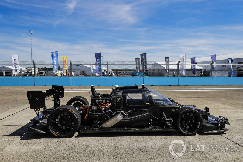 Auto de la Roborace en la pista