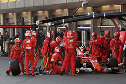 Kimi Raikkonen, Ferrari SF70H pits, rear puncture