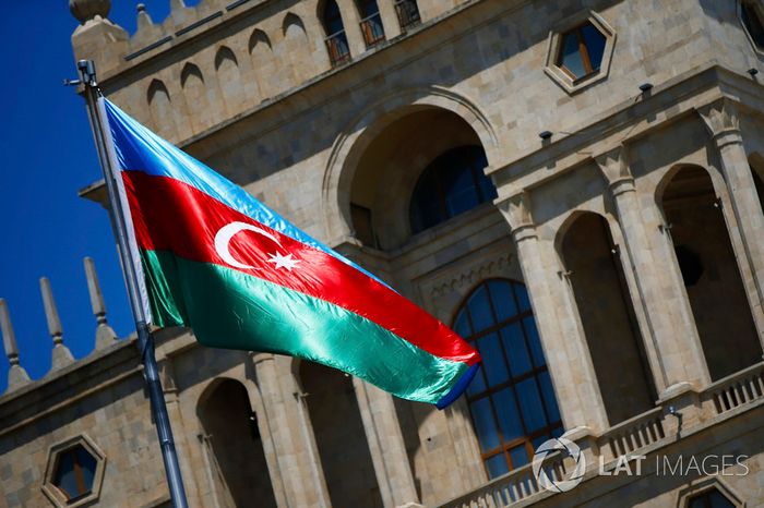 La banera de Azerbaiyán flamea frente a un edificio histórico de la ciudad de Bakú