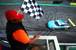 Rodrigo Baptista recibe la bandera a cuadros en Interlagos