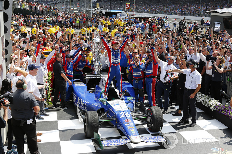 Takuma Sato, Andretti Autosport Honda celebrates in victory lane