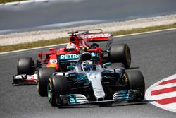 Valtteri Bottas, Mercedes AMG F1 W08, Sebastian Vettel, Ferrari SF70H