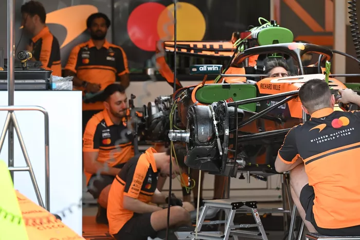 ماكلارين MCL40، التفاصيل الفنية