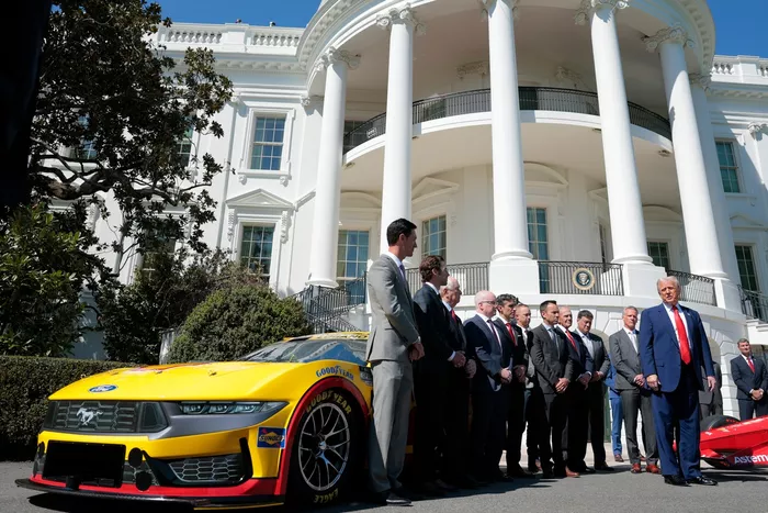 Amerikaanse president Donald Trump, Roger Penske, NASCAR-commissaris Steve Phelps en NASCAR-voorzitter Steve O'Donnell, Joey Logano, Ryan Blaney