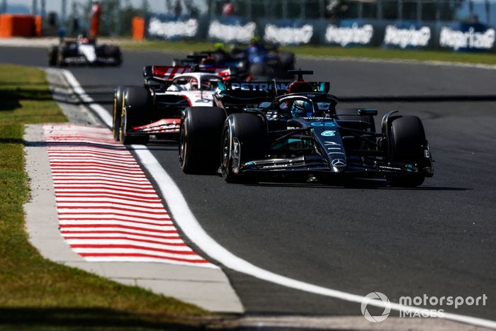 George Russell, Mercedes F1 W14, Kevin Magnussen, Haas VF-23