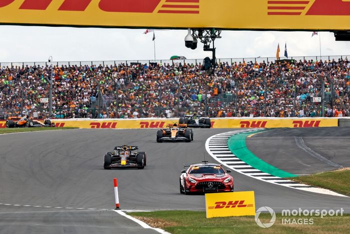 El Coche de Seguridad Max Verstappen, Red Bull Racing RB19, Lando Norris, McLaren MCL60