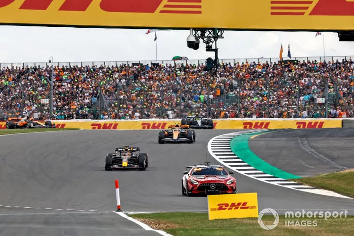 El Coche de Seguridad Max Verstappen, Red Bull Racing RB19, Lando Norris, McLaren MCL60