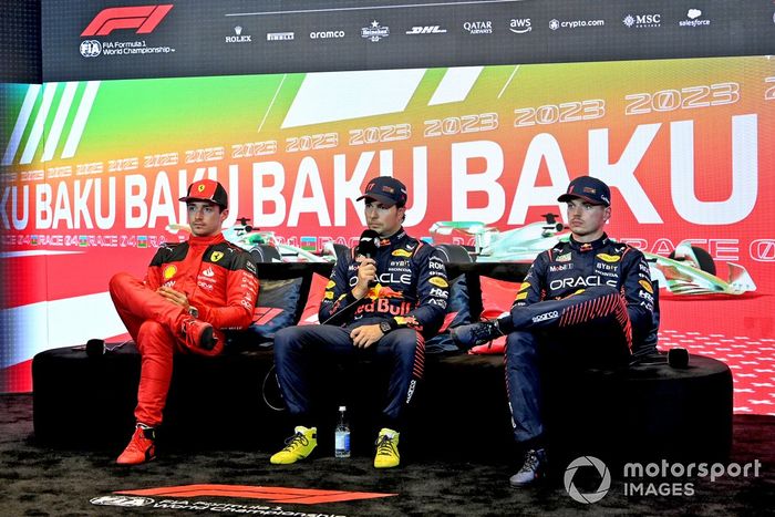 Charles Leclerc, Scuderia Ferrari, 2ª posición, Sergio Pérez, Red Bull Racing, 1ª posición, Max Verstappen, Red Bull Racing, 3ª posición, en la rueda de prensa posterior a la carrera Sprint.
