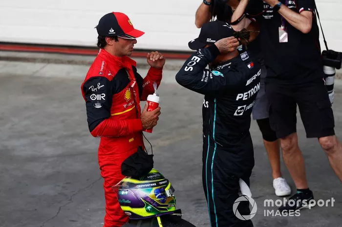 Carlos Sainz, Ferrari, 2° posizione, Lewis Hamilton, Mercedes AMG, 3° posizione, dopo la gara Sprint
