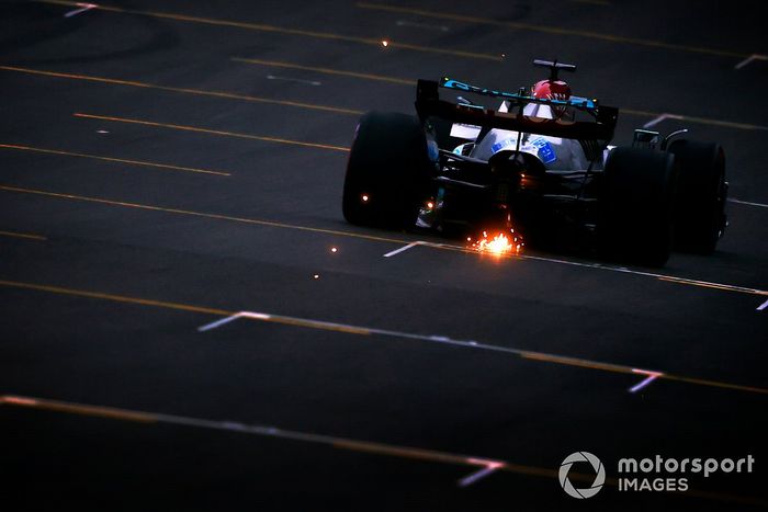 Chispas detrás de George Russell, Mercedes W13