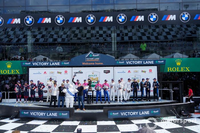 #60 Meyer Shank Racing con Curb Agajanian Acura ARX-06: Tom Blomqvist, Colin Braun, Helio Castroneves, Simon Pagenaud, #79 WeatherTech Racing Mercedes AMG GT3: Cooper MacNeil, Daniel Juncadella, Jules Gounon, Maro Engel, #27 Heart of Racing Team Aston Martin Vantage GT3: Roman De Angelis, Marco Sorensen, Ian James, Darren Turner