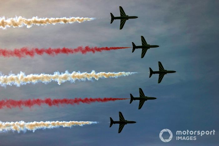 El equipo de exhibición acrobática Saudi Falcons actúa para el público en sus BAe Hawk Mk.65.