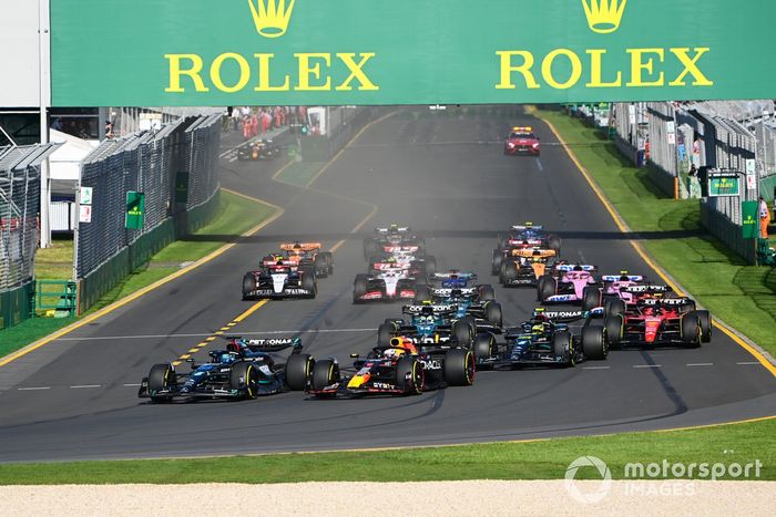 George Russell, Mercedes F1 W14, Max Verstappen, Red Bull Racing RB19, Lewis Hamilton, Mercedes F1 W14, el resto de la parrilla en la salida.