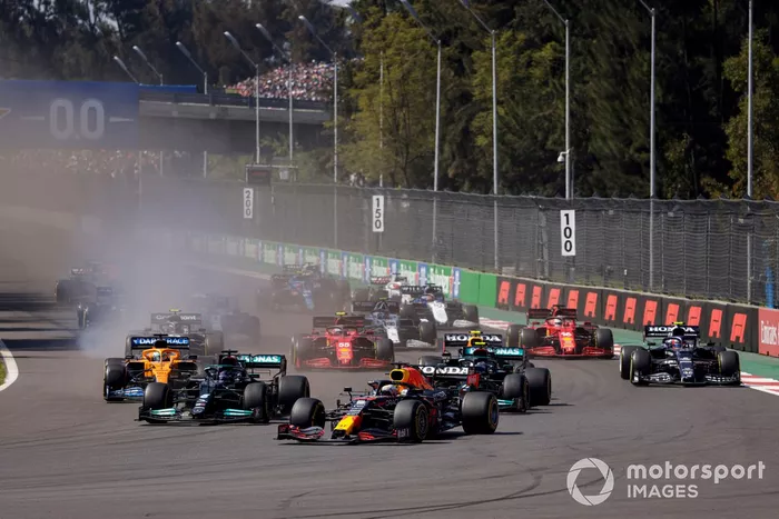 Max Verstappen, Red Bull Racing RB16B, Lewis Hamilton, Mercedes W12, Valtteri Bottas, Mercedes W12, Sergio Pérez, Red Bull Racing RB16B, y el resto de la parrilla de salida