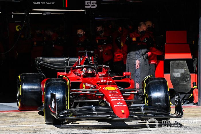 Carlos Sainz Jr., Ferrari F1-75, sale del garaje