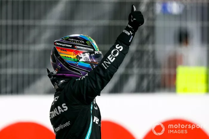 Ganador de la pole position Lewis Hamilton, Mercedes, celebra