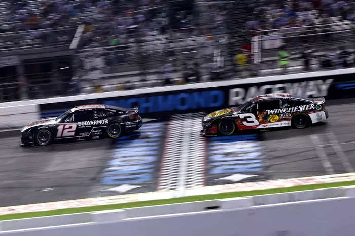 Ryan Blaney, Team Penske Ford, Austin Dillon, Richard Childress Racing Chevrolet