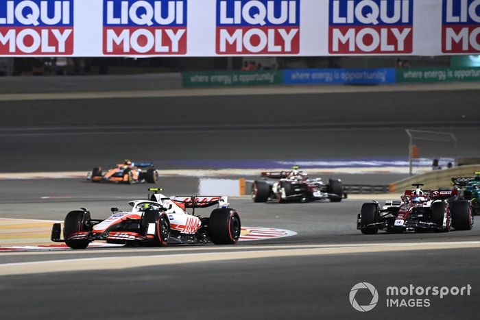 Mick Schumacher, Haas VF-22, Valtteri Bottas, Alfa Romeo C42, Nico Hulkenberg, Aston Martin AMR22