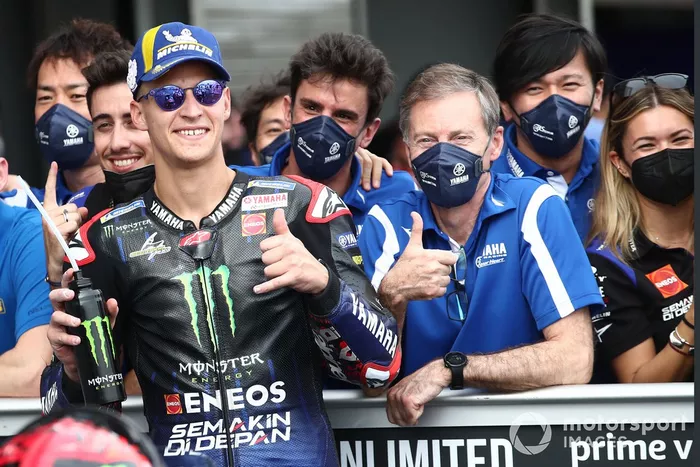 Pole para Fabio Quartararo, Yamaha Factory Racing, con Lin Jarvis