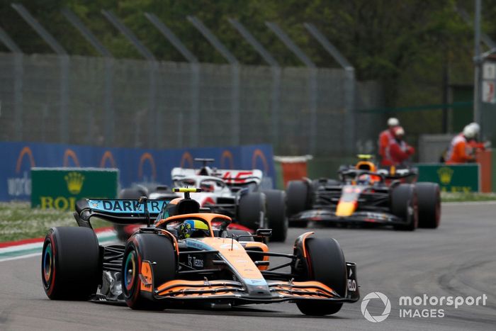 Lando Norris, McLaren MCL36, Kevin Magnussen, Haas VF-22, Sergio Pérez, Red Bull Racing RB18