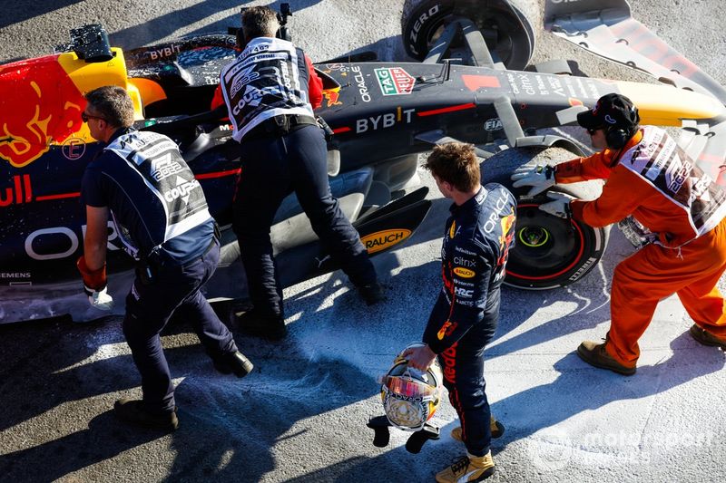Los comisarios asisten a Max Verstappen, de Red Bull Racing, tras retirarse de la carrera