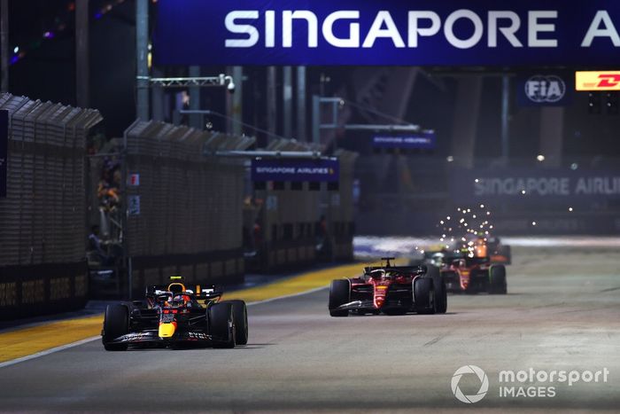Sergio Pérez, Red Bull Racing RB18, Charles Leclerc, Ferrari F1-75, Carlos Sainz, Ferrari F1-75
