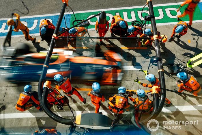 Lando Norris, McLaren MCL36, hace una parada en boxes