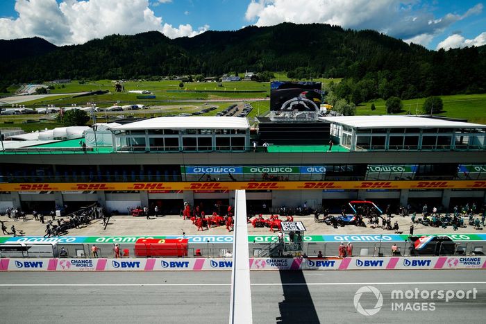 Carlos Sainz Jr., Ferrari SF21, y Charles Leclerc, Ferrari SF21, vuelven al garaje