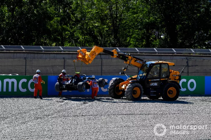 Oficiales de pista asisten a Oliver Rasmussen, HWA Racelab