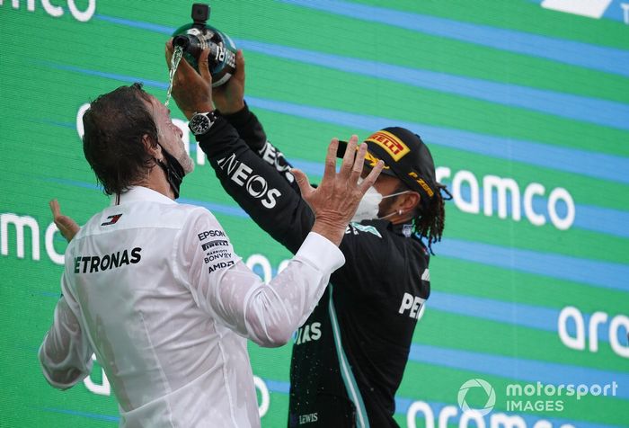 Podio: ganador de la carrera Lewis Hamilton, Mercedes con un miembro del equipo Mercede