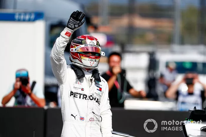 Il poleman Lewis Hamilton, Mercedes AMG F1, festeggia nel parco chiuso