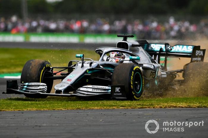 Lewis Hamilton, Mercedes AMG F1 W10, corre sobre la hierba