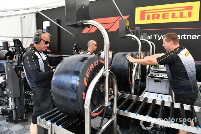 Mecánicos de Pirelli con neumáticos