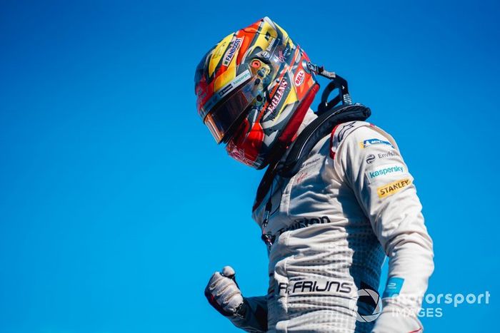 ganador de la carrera Robin Frijns, Envision Virgin Racing celebra en parc ferme