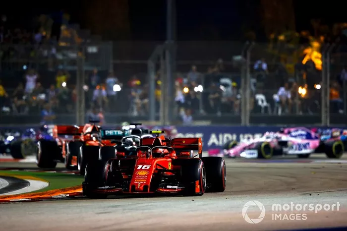 Charles Leclerc, Ferrari SF90, precede Lewis Hamilton, Mercedes AMG F1 W10, Sebastian Vettel, Ferrari SF90, Max Verstappen, Red Bull Racing RB15, e il resto delle auto all'inizio della gara
