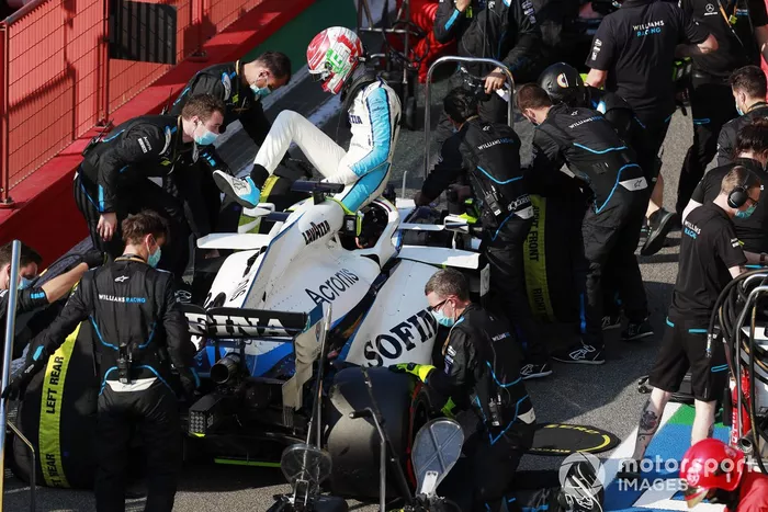 George Russell, Williams FW43,  en el pit lane durante la bandera roja