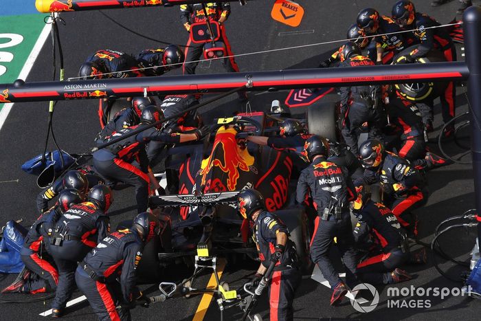 Alex Albon, Red Bull Racing RB16, en pits