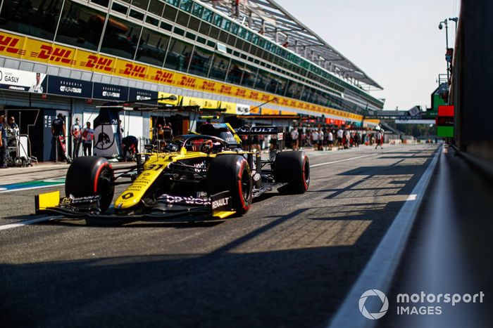Esteban Ocon, Renault F1 Team R.S.20, pit lane