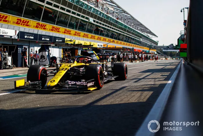 Esteban Ocon, Renault F1 Team R.S.20, pit lane
