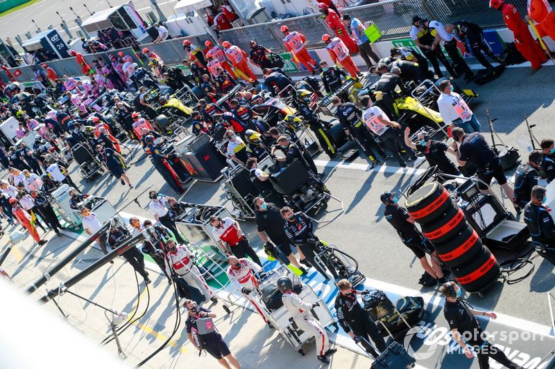 La mecánica inunda el pit lane