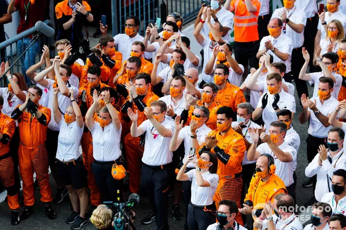 Los miembros de McLaren celebran